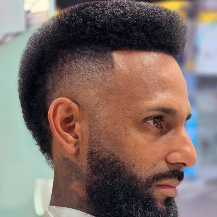Poste de barbeiro na fachada da barbearia à noite — imagem de exemplo, troque por uma foto da sua fachada